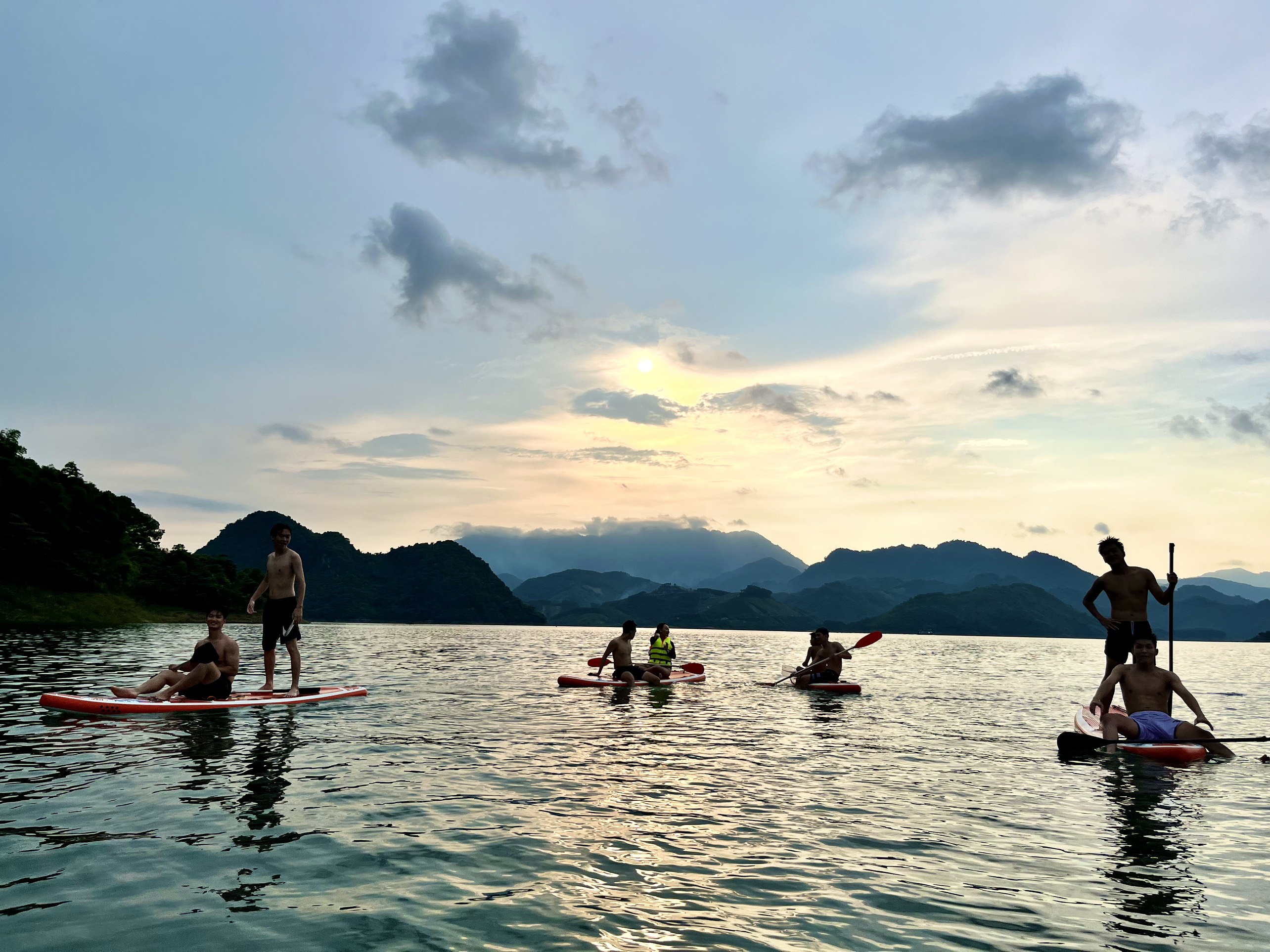 Hoạt động cắm trại đêm