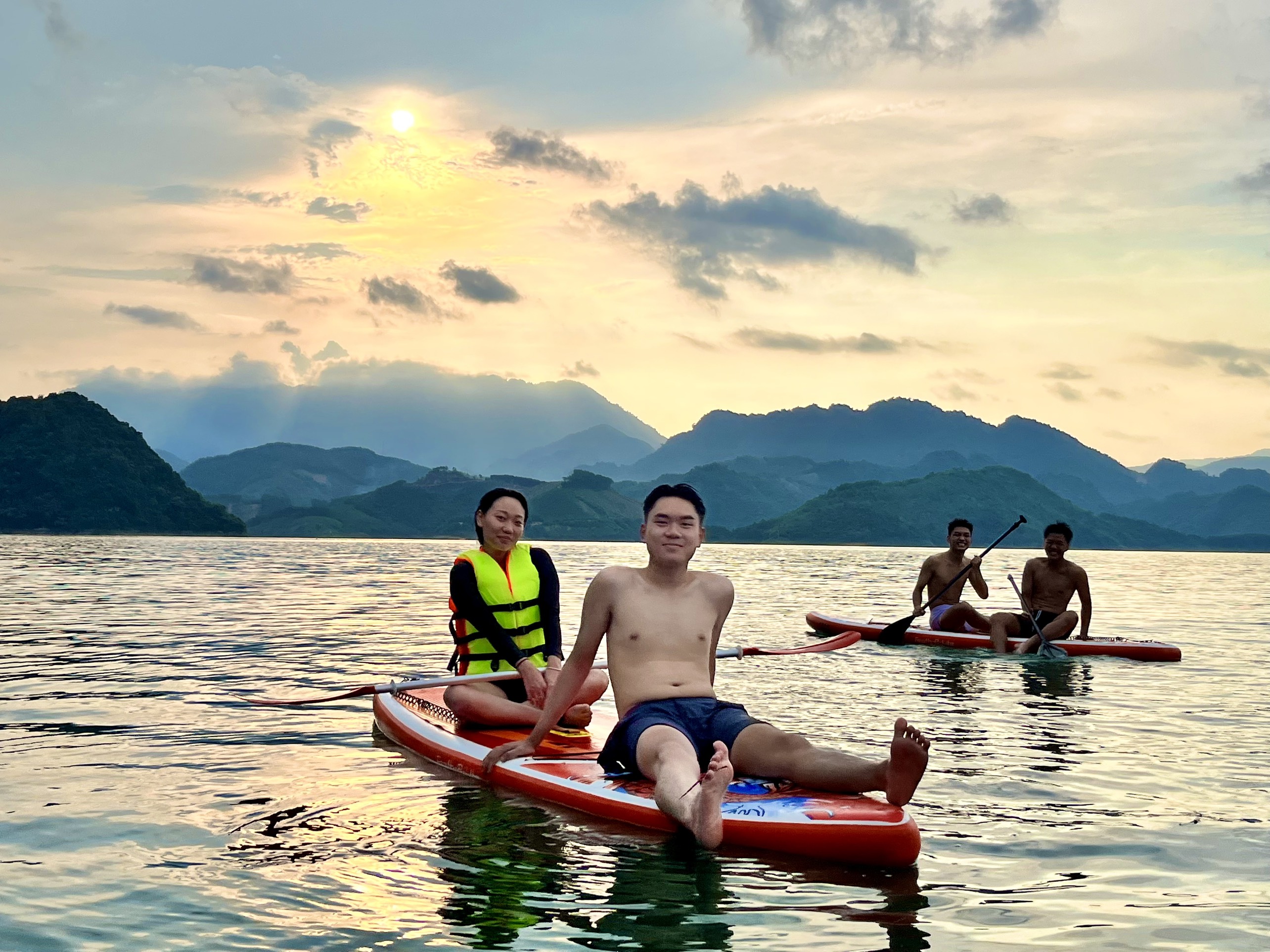 Chèo thuyền trên hồ